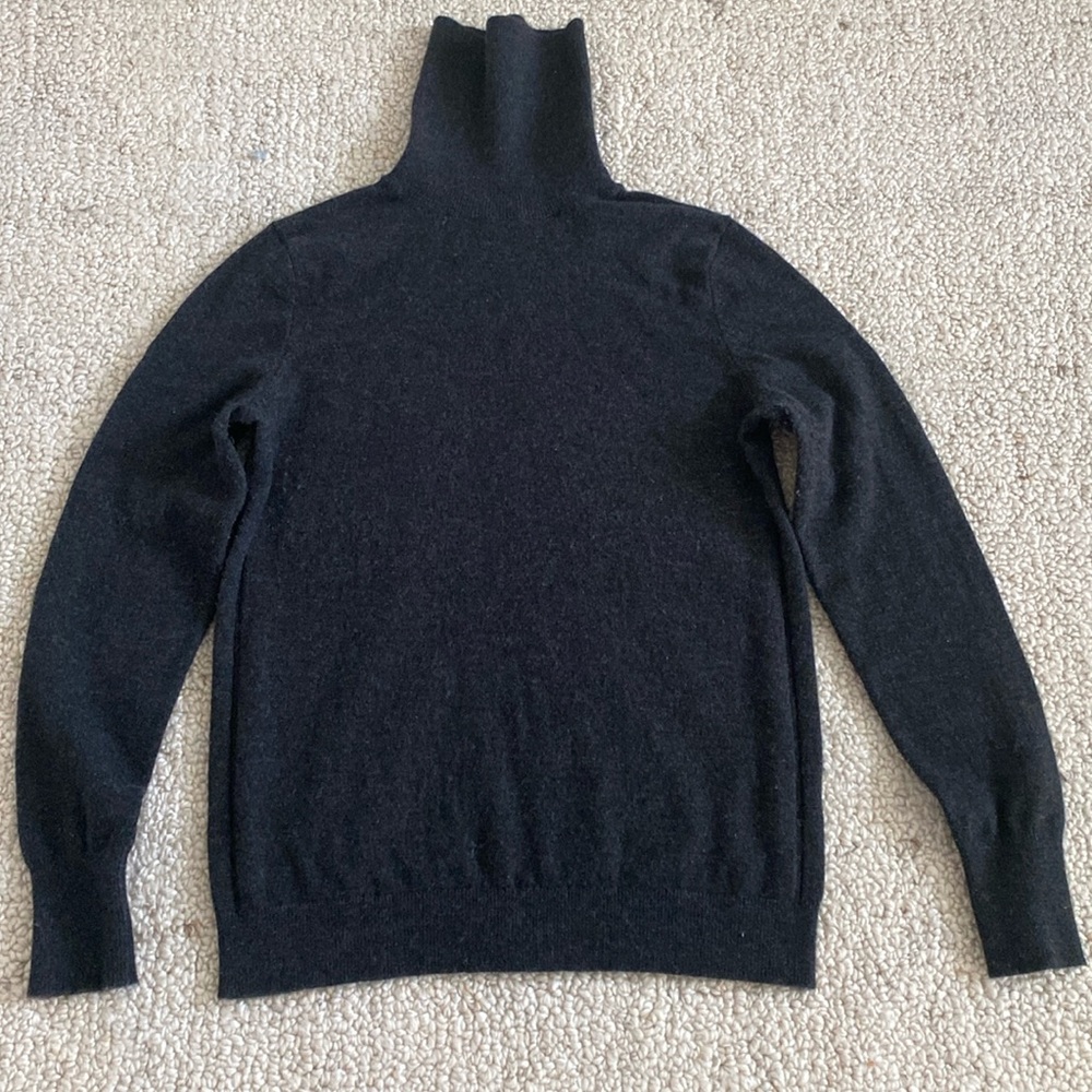 Banana Republic Charcoal Grey Merino Wool Turtleneck- Size M